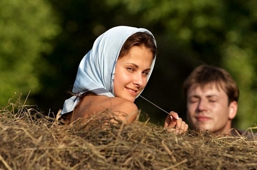 Выею русскую. Сельские женщины. Женщина в деревне. Мужчина и женщина в деревне. Деревенские женщины.