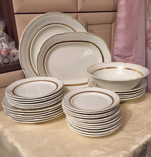 Из подобного  набора у меня сохранился салатник в превосходно состоянии. А вот на нескольких тарелках позолота потёрлась, что придало предметам неопрятный вид. Опять-таки, продать шансов нет. Разве что отдать кому? А в целом - ностальгия, конечно... Фото взято из свободного доступа в интернете. Листайте галерею вправо.