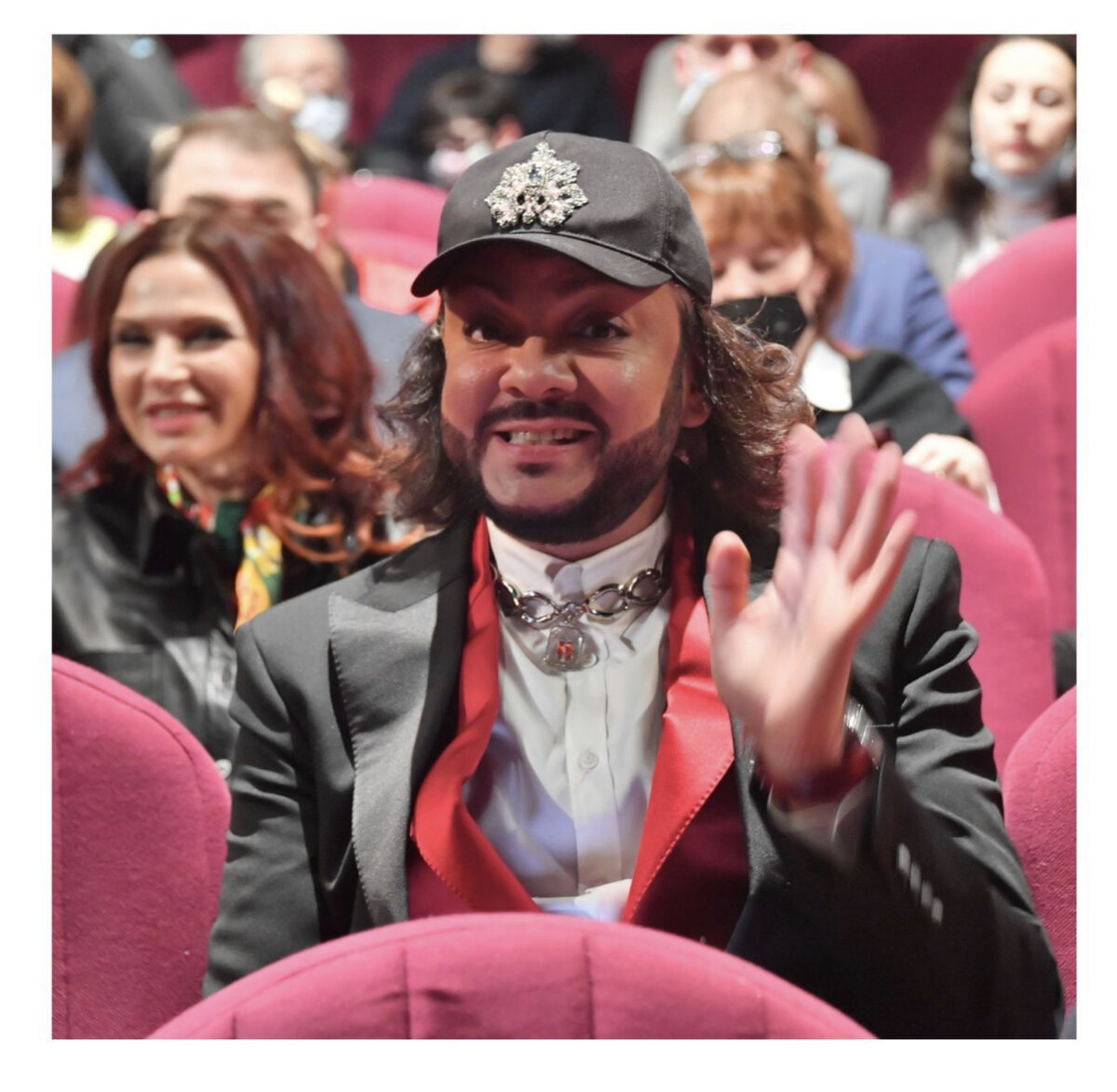 Сегодня стало известно, что Филипп Киркоров приобрел двухэтажный пентхаус в столице площадью 537 квадратных метров. Квартира находится в Филипповском переулке. Это уже второе жилье певца в этом доме.

Квартира стоимостью миллиард рублей ранее принадлежала экс–президенту Киргизии Аскару Акаеву. Как сообщают друзья Киркорова, эти апартаменты артист приобрел для своих детей – Аллы–Виктории и Мартина. По соседству с квартирой Филиппа расположено жилье его бывшей жены Аллы Пугачевой, которая заехала сюда после развода с ним. Апартаменты Алле Борисовне презентовал экс–супруг Кристины Орбакайте Руслан Байсаров.