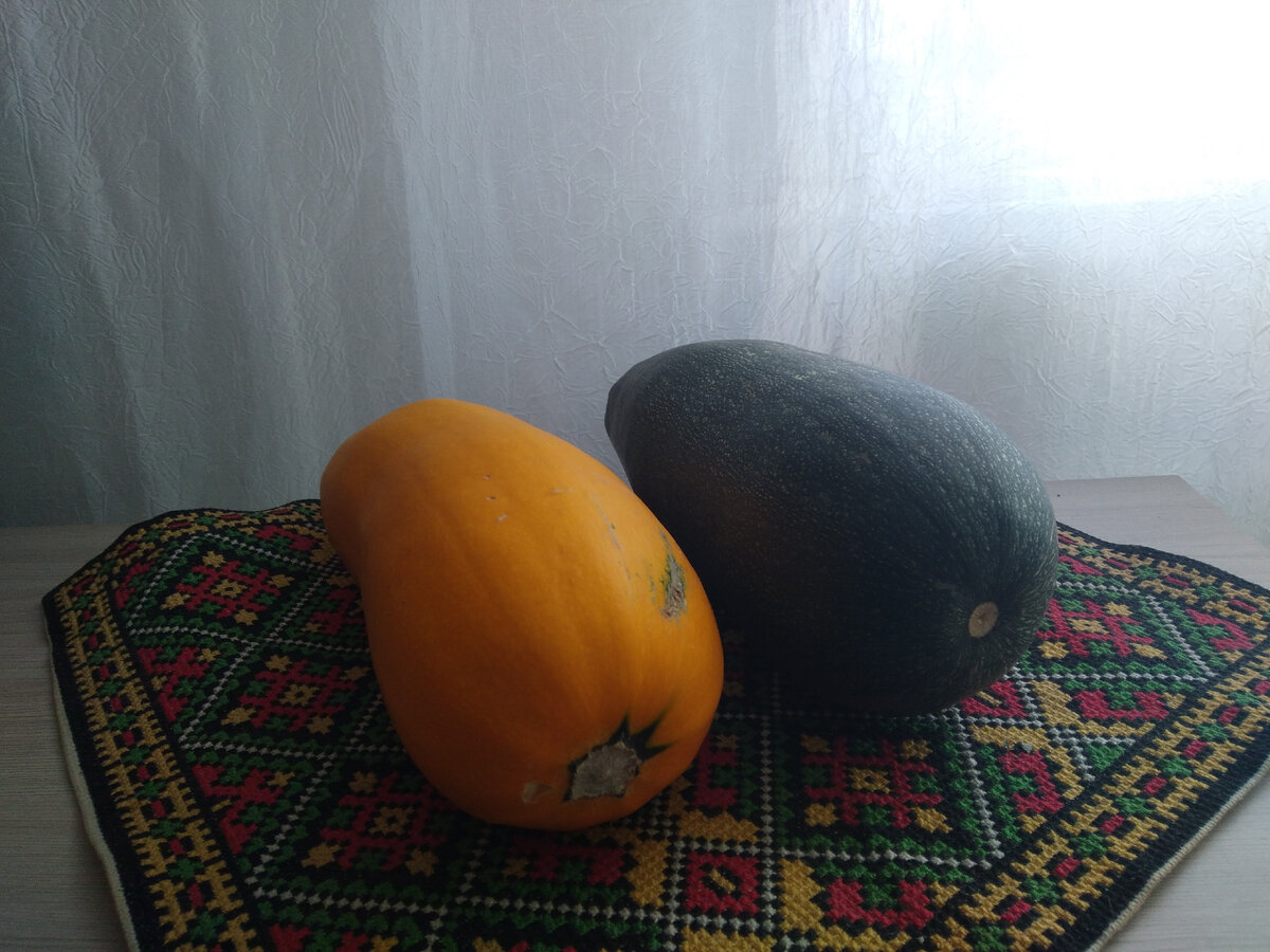 Есть такое мнение в народе- 
если Вам никто не подарил в августе кабачок, или Вам самому некому его подарить - Вы ОДИНОКИ. 
Не так-то прост этот овощ!
Если Вы его получили в подарок , знайте - это проявление симпатии, скромный знак душевной привязанности, дружеский поцелуй с солнечной улыбкой, олицетворение добрососедства, символическое проявление щедрости и надежды на сытую, спокойную, урожайность жизнь!
Дарите друг другу кабачки! Обменивайтесь рецептами!
Закатывайте кабачки в банки, чтобы и зимой с улыбкой на лице и теплотой в сердце делиться кусочками летнего привета с родными и друзьями!