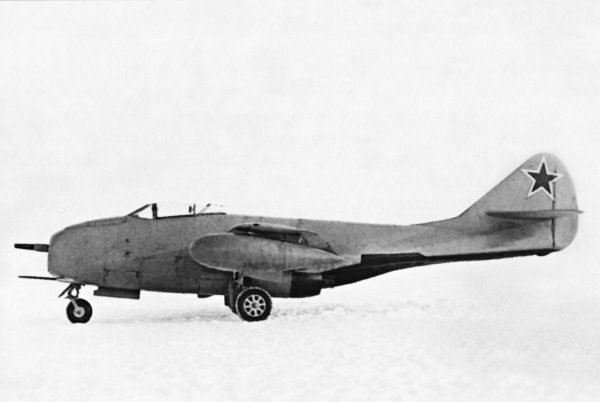 Серийный МиГ-9 с подвесными топливными баками на концах крыла