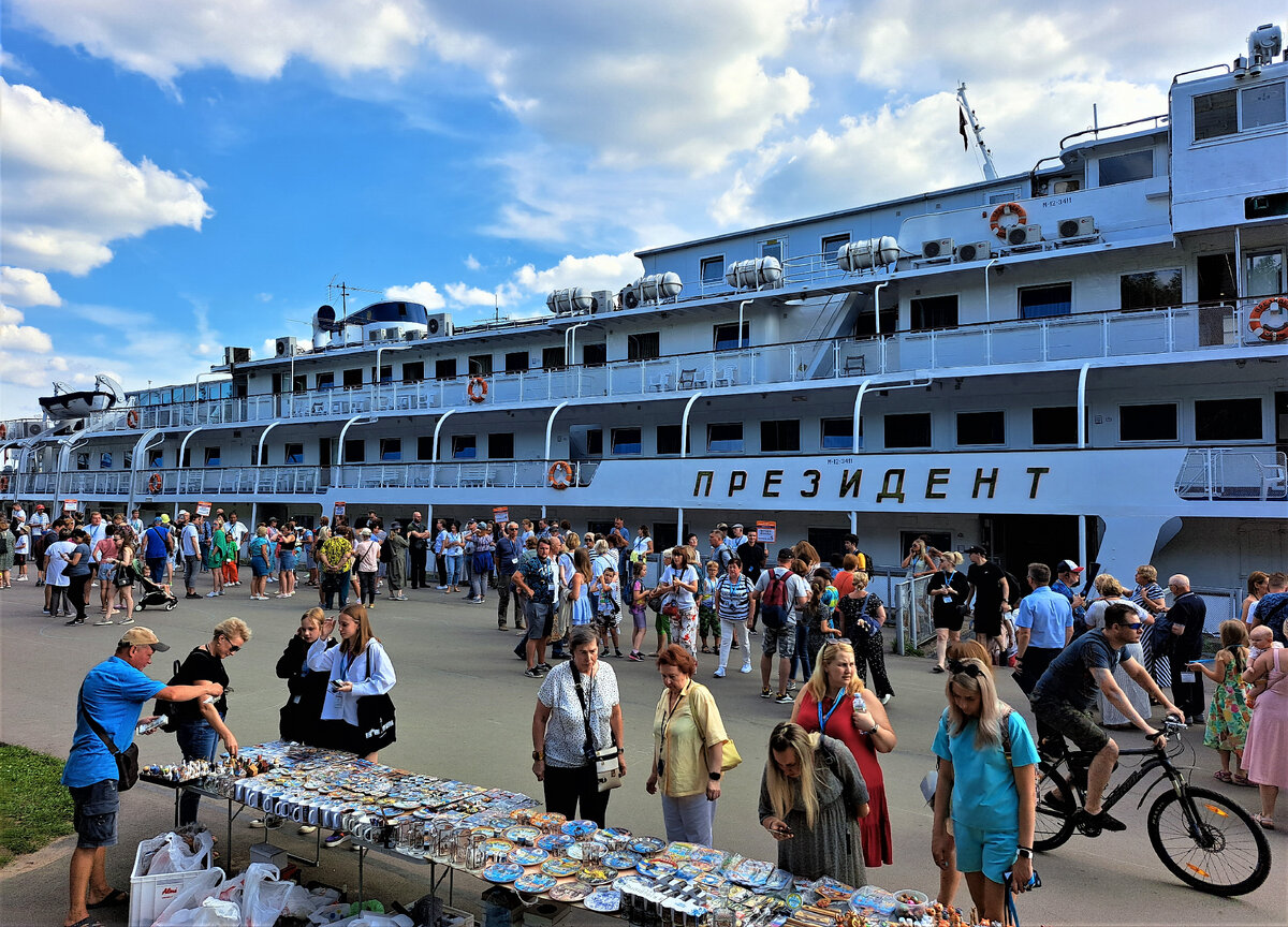 Сувениры можно купить сразу на пристани, если не успел с покупками в городе)