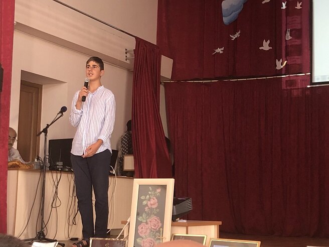 В Степанакертской школе с обучением на русском языке состоялась церемония передачи учебников. Фоторепортаж