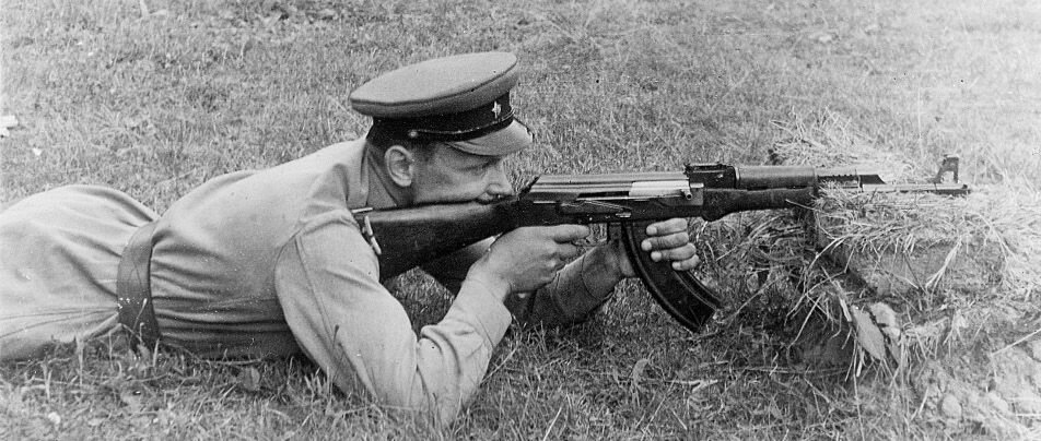 Автомат Калашникова (АК-47). Место проведения съёмки неизвестно 1949 год