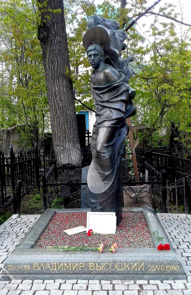 Могила и памятник Владимиру Высоцкому