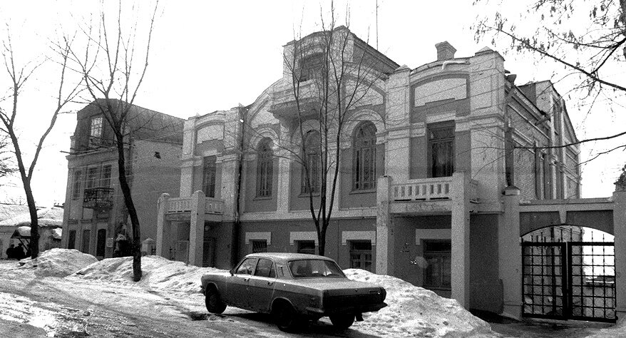 Еще сохраняется принцип фасадной симметрии здания. 