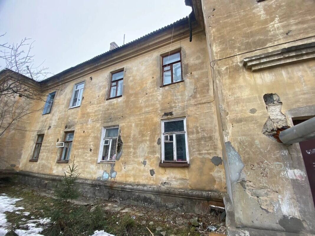 Старинное здание. Бараки в хабаровске на проспекте 60. Расселение из аварийного жилья. Бараки хабаровск. Программа переселения из аварийного жилья в 2023 году.