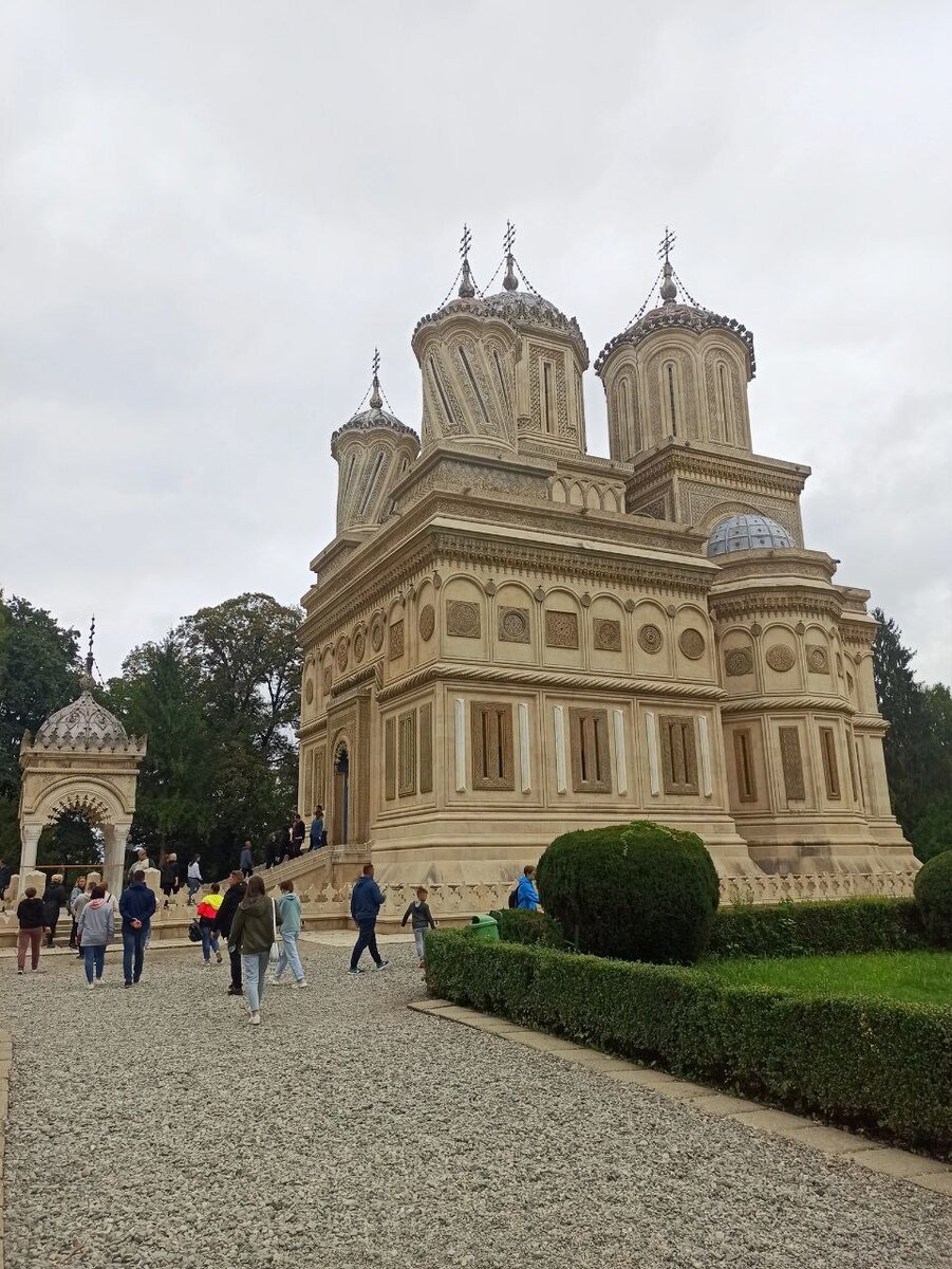 храм Куртя-дэ-Арджеш - бывшая усыпальница румынских королей
