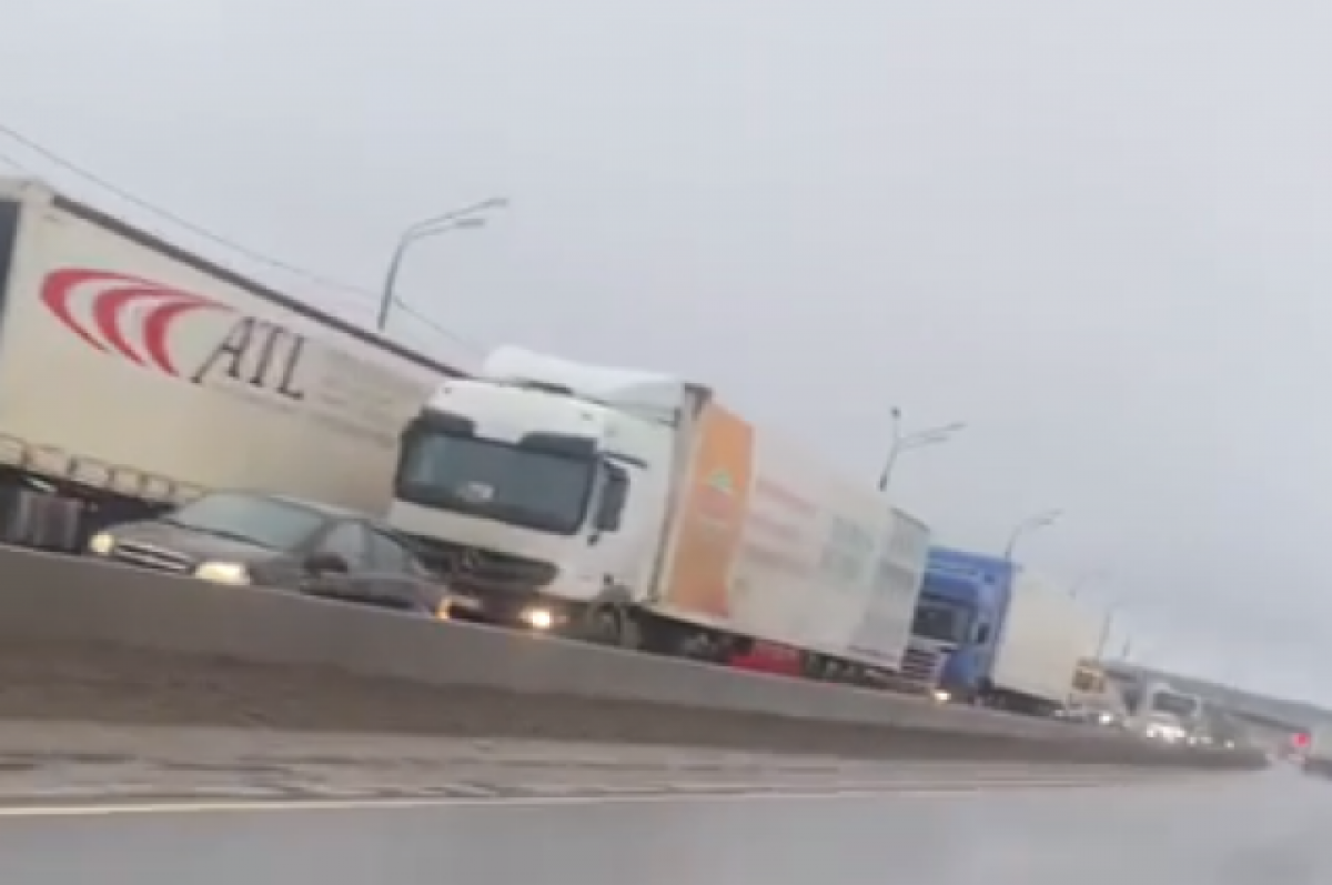    Из-за смертельного ДТП на М-10 под Тверью образовалась большая пробка