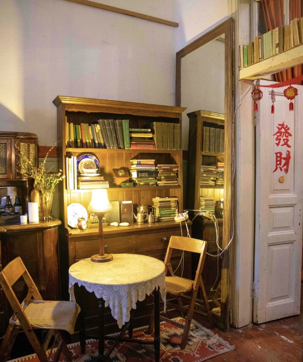 Огромное количество книг.