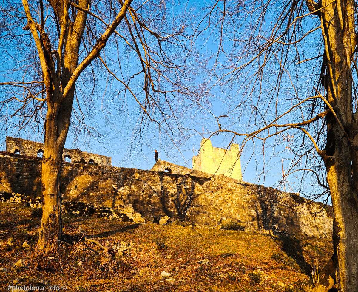 Главная Восточная башня Анакопийской крепости в лучах закатного солнца. Новый Афон. Фото: Корчагина Татьяна