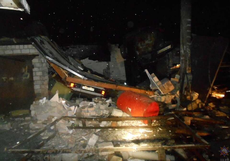     Взрыв повредил несколько гаражей. Фото: МЧС Беларуси