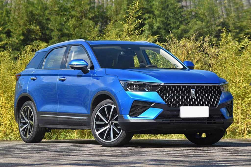 FAW Bestune T77 - один из самых дешевых авто из Китая в России.