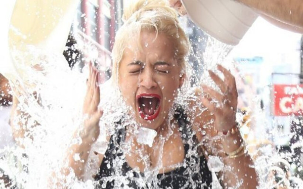 Фотосессия с водой из шланга. Обливание из ведра. Облил девочку водой. Облил девочку водой. Обливание водой закаливание.