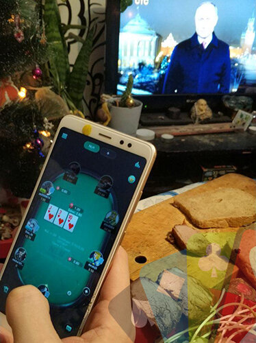 Играть можно когда и где угодно, если есть интернет и смартфон