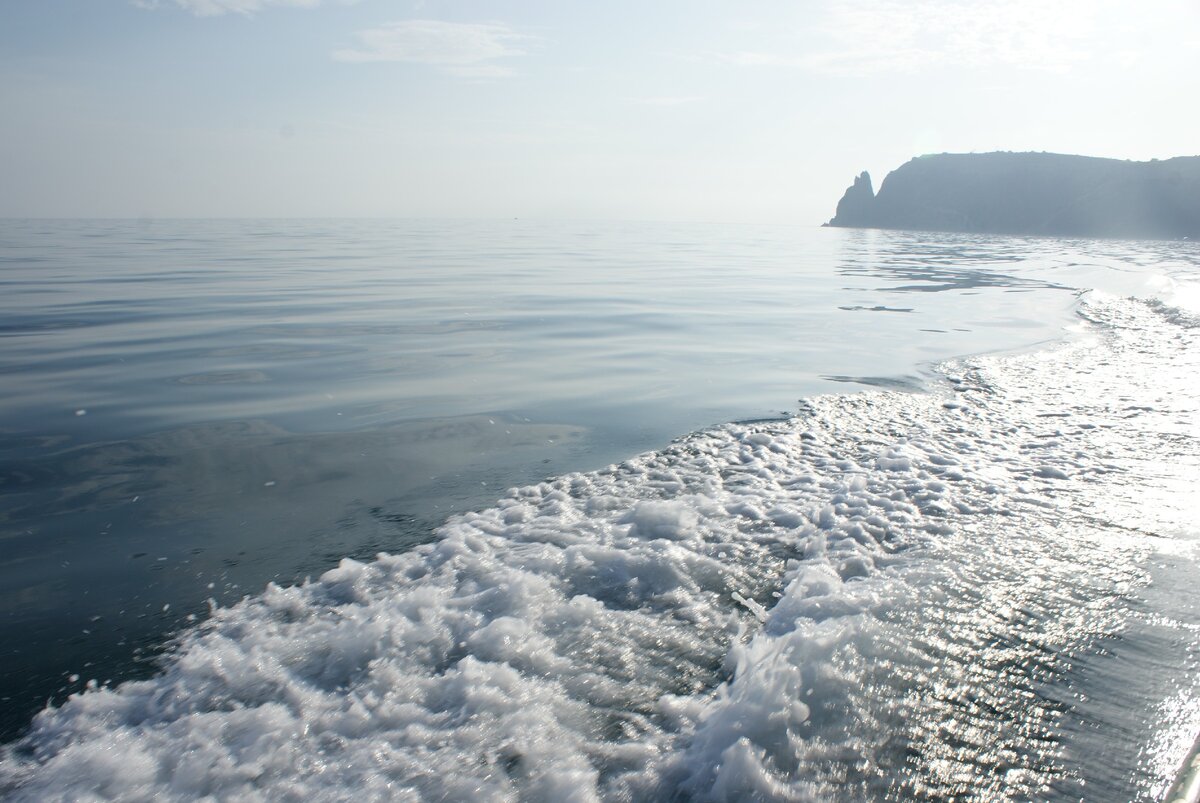 Фото автора.Крым.Июнь 2019 .Катер всё дальше от мыса Фолиант.  Но любое событие оставляет свой след ...