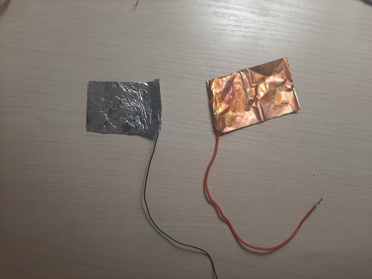 Медная и алюминиевая пластины.