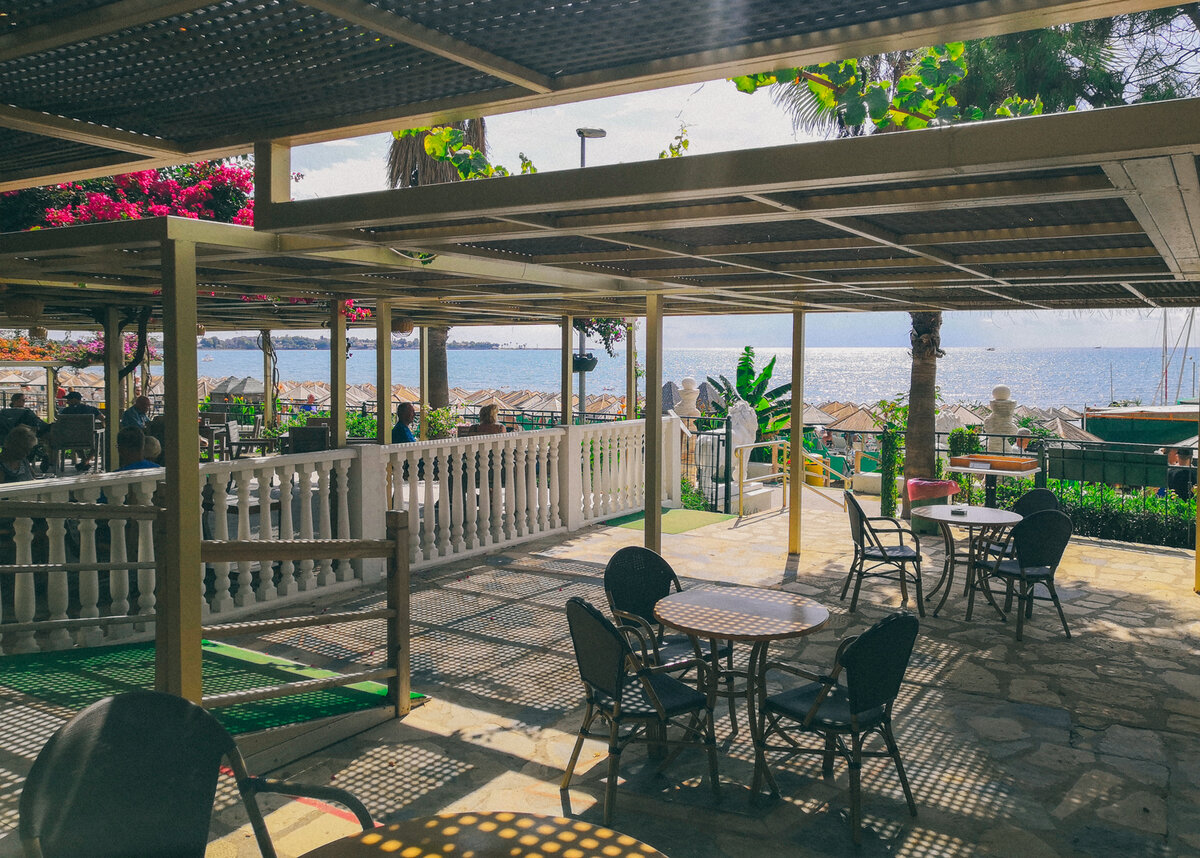 Пляжное кафе нашего отеля Hotel Defne Defnem 5* в Сиде