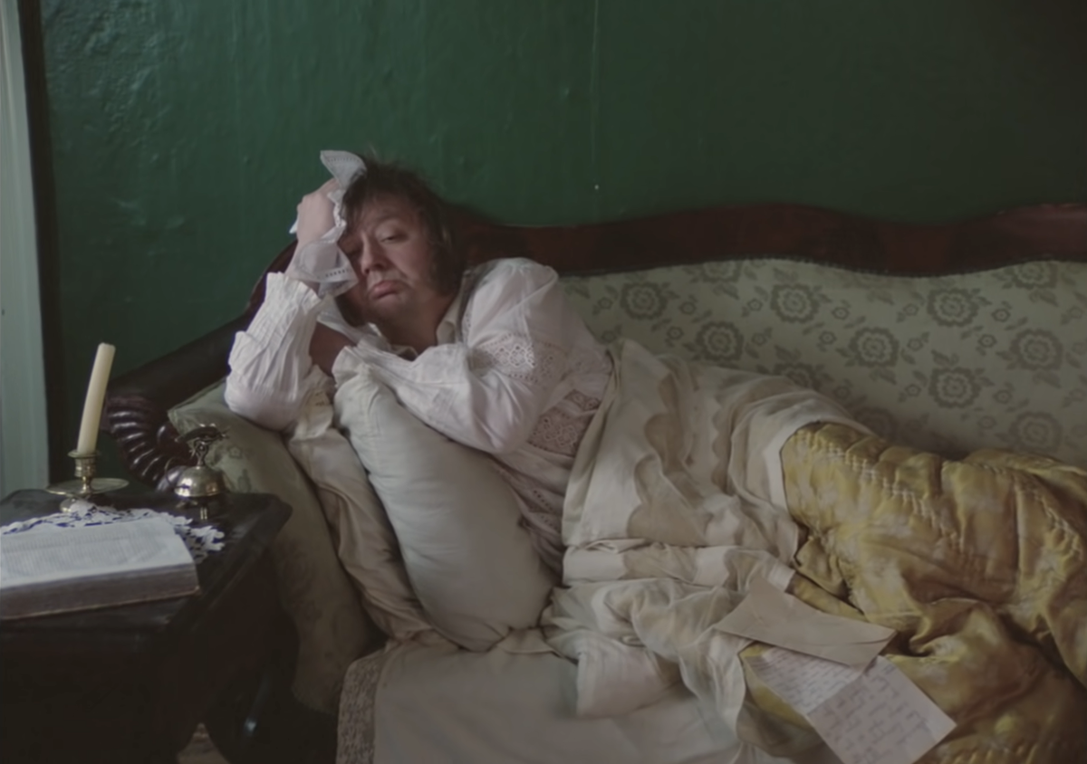 Кто бы не хотел отдыхать в собственном имении в белоснежной сорочке?