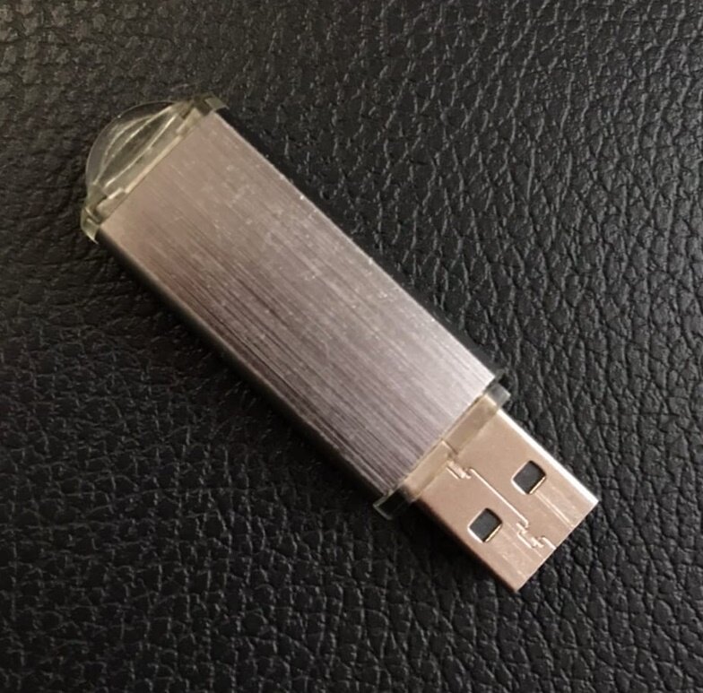 Электронная подпись состоит из двух частей: сертификата, который вам выдадут на специальной флешке и программы, которая нужна для проверки ключа. Для подачи документов нужно будет загрузить только сертификат.  