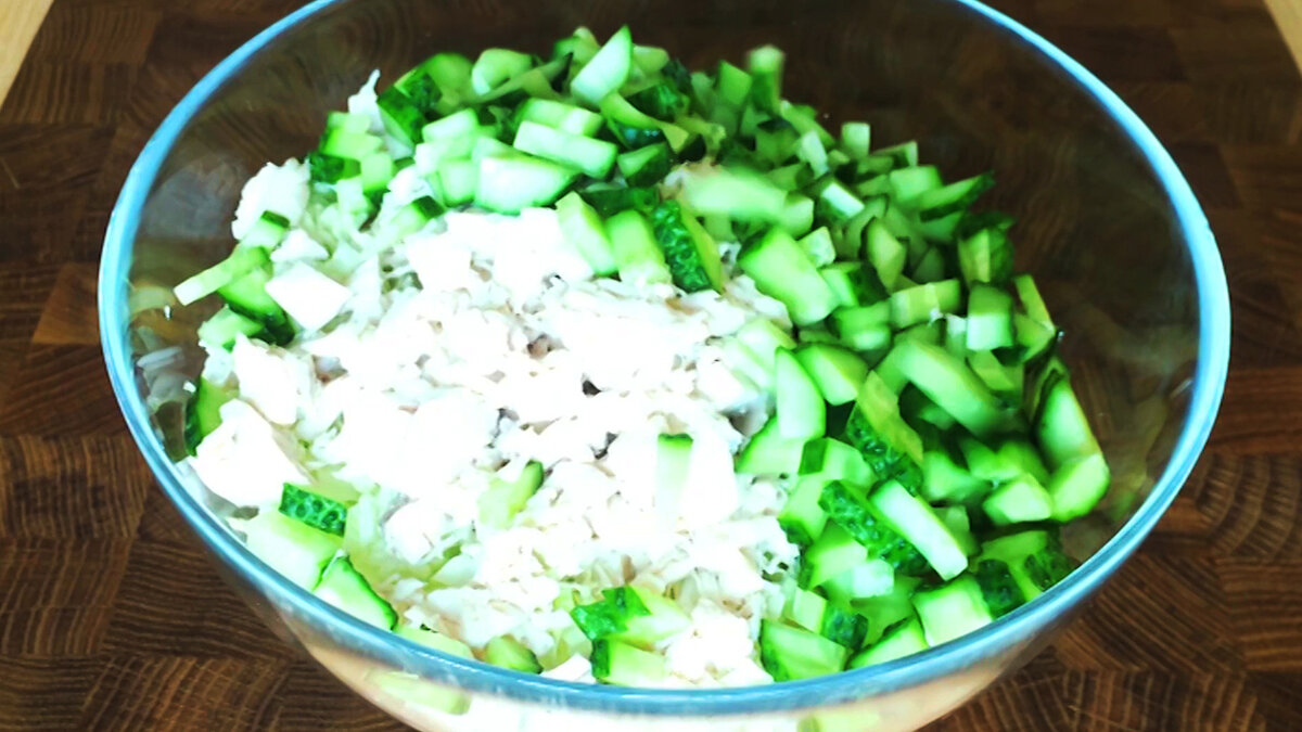 Салат из пекинской капусты с курицей, помидорами и огурцами | Сейчас  Приготовим! | Дзен