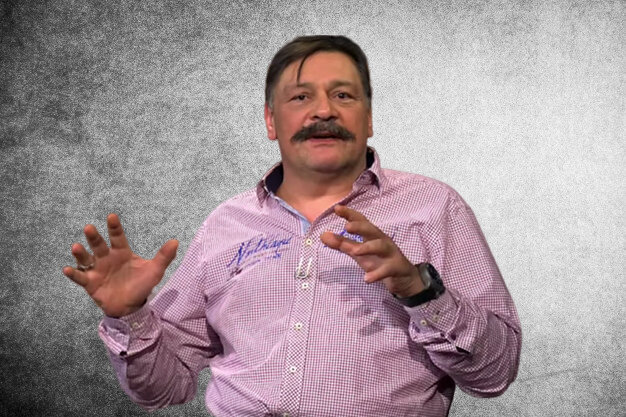 По ролям Дмитрия Назарова и не скажешь, но рост у него - не стандартный, по информации - 196 см