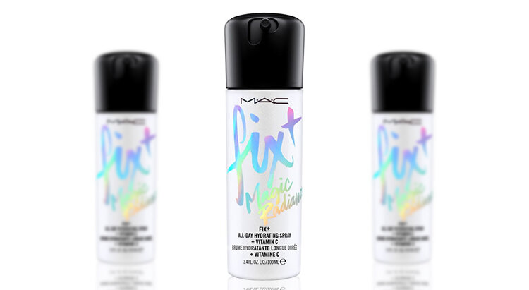 Фиксирующее средство в спрее Fix+ Magic Radiance, MAC
MAC представляет новый Fix + Magic Radiance. Это трансформирующее средство, обеспечивающее длительное увлажнение, гладкую кожу и влажное сияние, а также питает за счет витамина С и эфирных масел. Технология Moisture-Shield помогает коже удерживать влагу. Можно наносить под макияж или поверх него.
