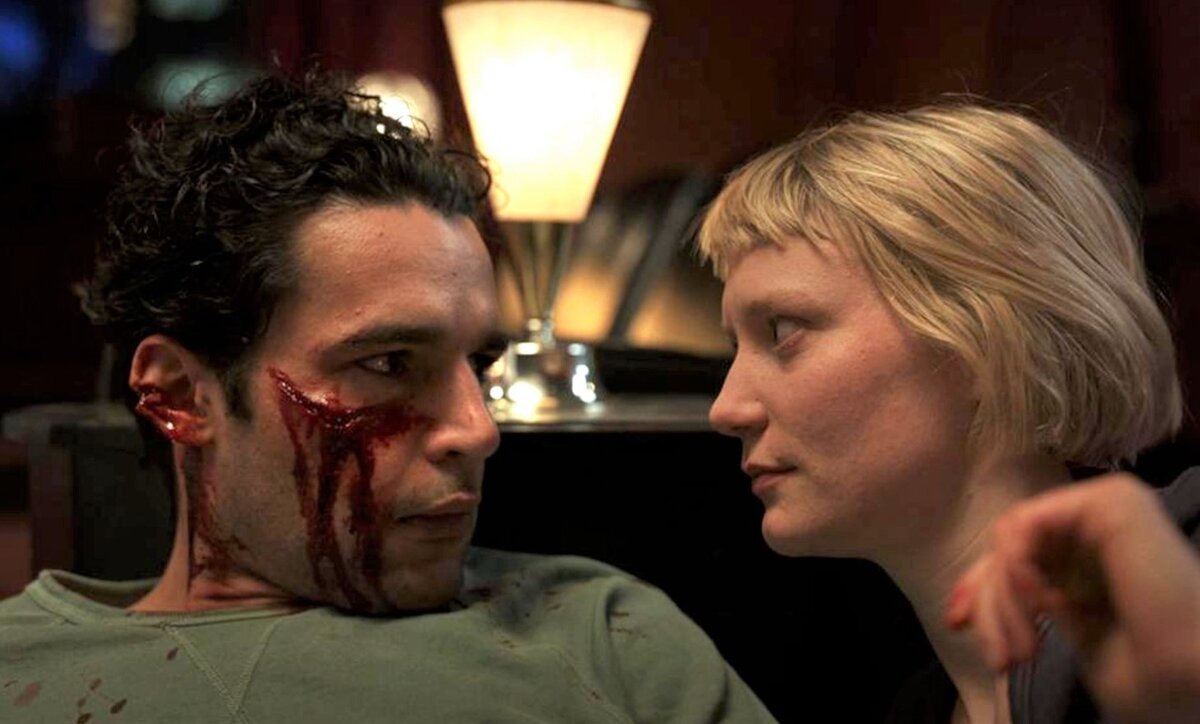 Кадр из фильма Пирсинг (2019)