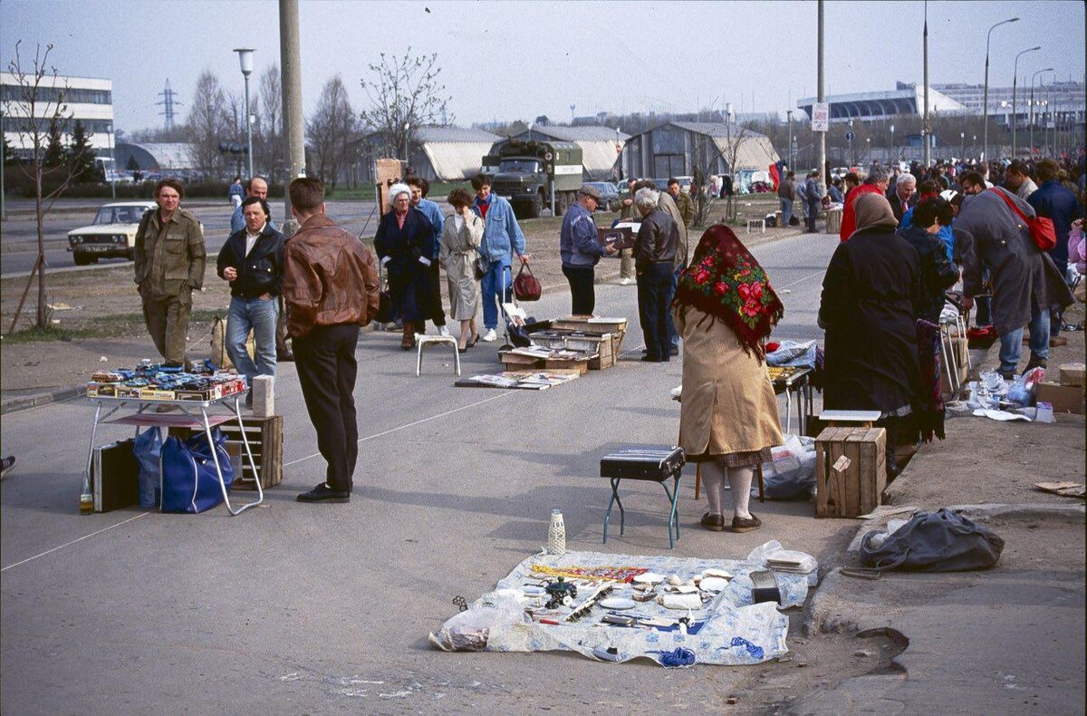 Стихийные рынки 90х.