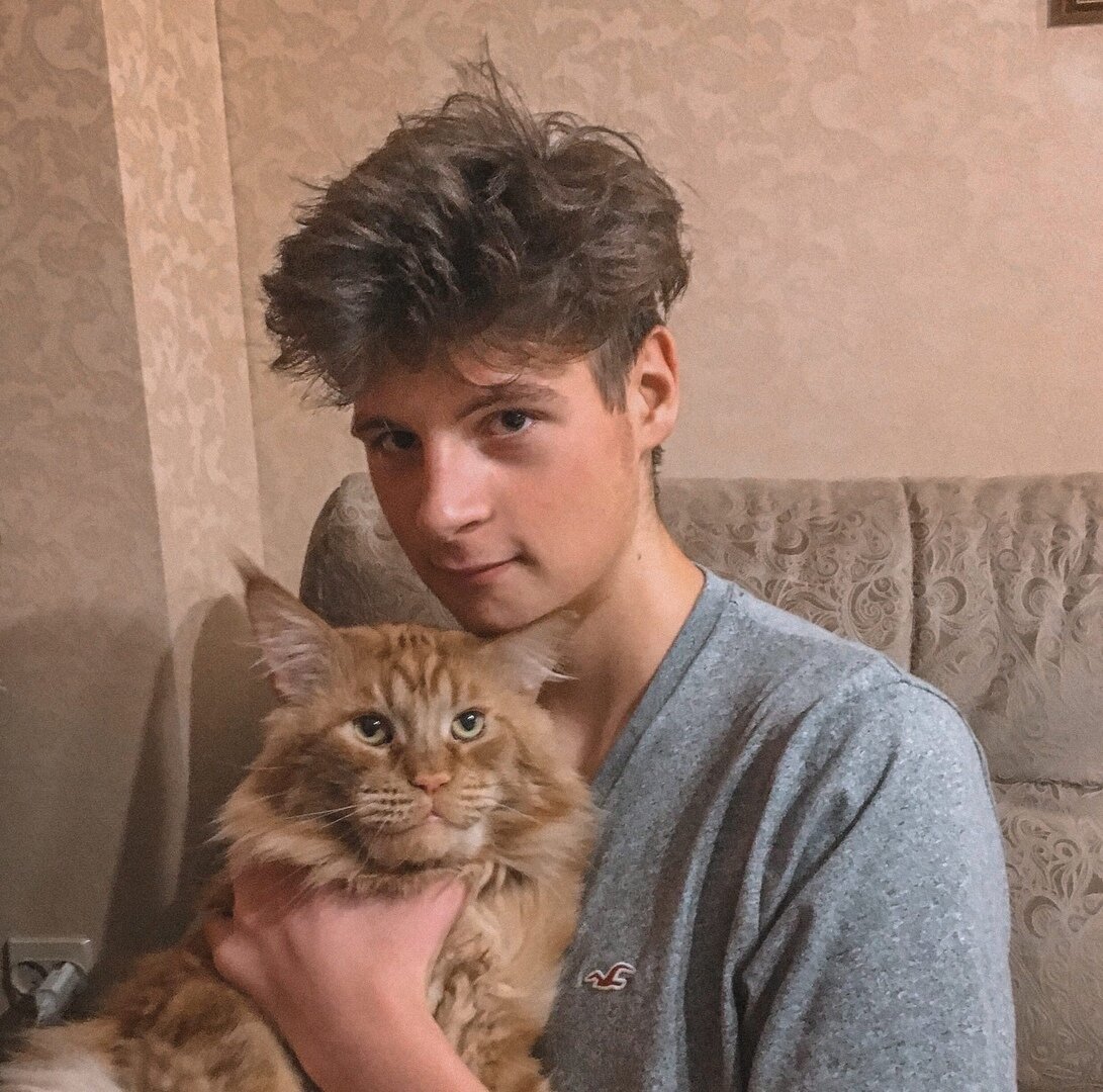 Сынок с нашим мейн-куном Плюшей. При съёмке этой фотографии ни один Никита не пострадал