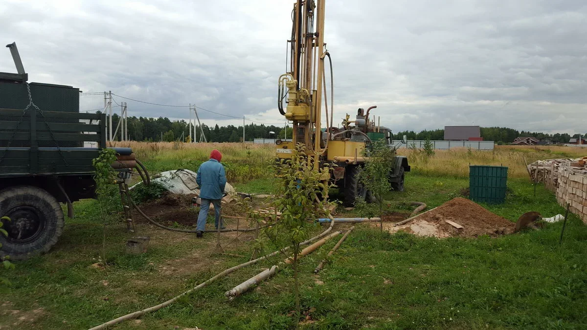 бурят скважину. скважина на 160 метров. Jk830-2 буровой. канализация в пензе. бур 58 пенза сайт цены.