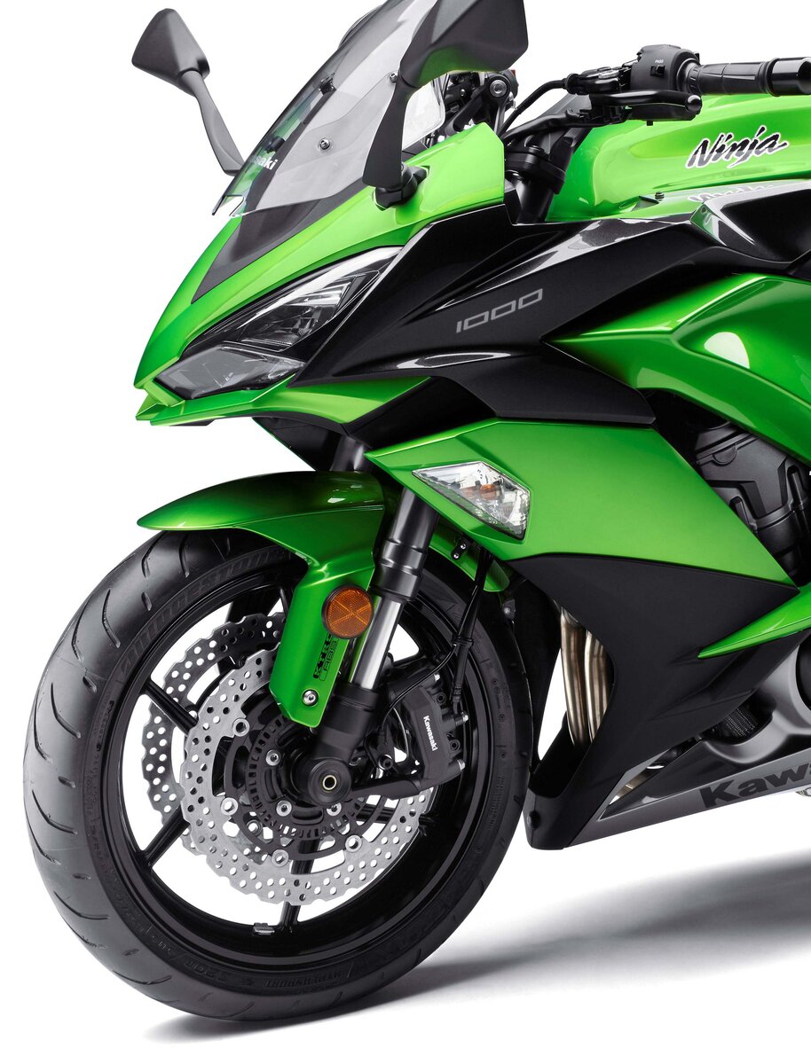 Ninja 1000SX 2020 – это четвертое поколение успешной спортивно-туристической платформы.Перечень обновленных характеристик включает снижение выбросов с прежней великолепнойпроизводительностью, спортивный и еще более динамичный стиль, одностороннийглушитель и полностью светодиодное световое оборудование. Ninja 1000SX 2020обладает самым лучшим из двух миров — спортивного и туристического:повышенным комфортом водительского и пассажирского сидений,электронным круиз-контролем, квикшифтером,интегрированными режимами управления в сочетании сKTRC и режимами мощности, а также 10.9 смполностью цифровой приборной TFT-панельюс возможностью подключениясмартфона по Bluetooth.Теперь этот спорттур сталеще более привлекательнымчем когда-либо.