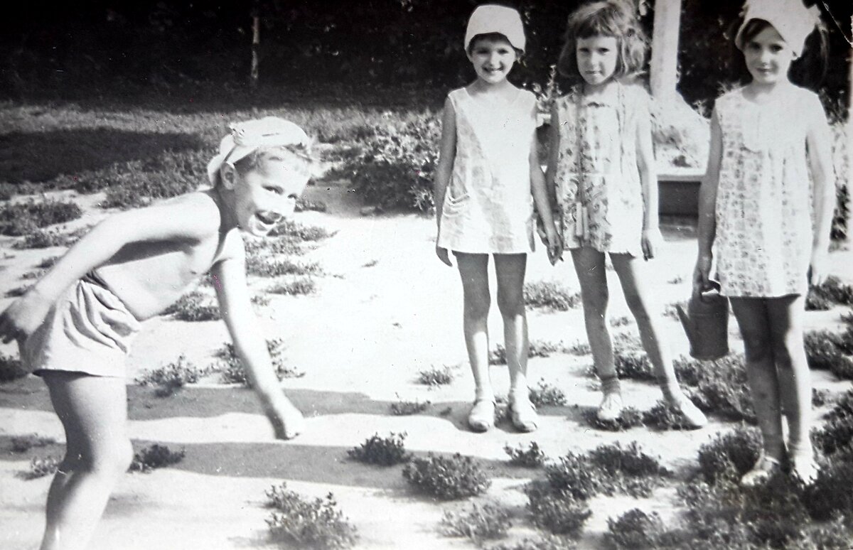 1971 год. Автор рассказа собственной персоной. Пытается развеселить девчонок и фотографа. 