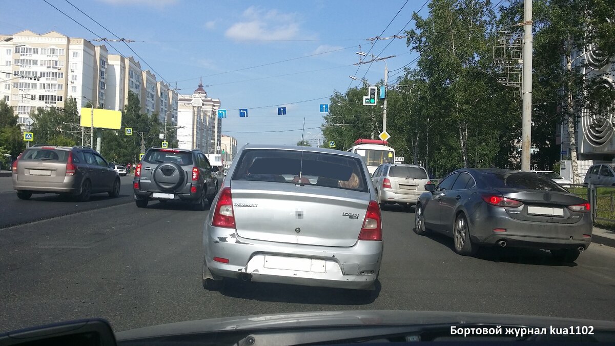 Разбитый бампер, перекошенные стойки, но Renault Logan продолжает верно трудиться во многих таксопарках страны. Автор фотографии kua1102