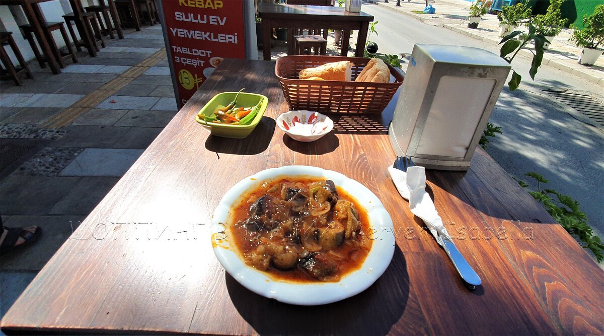 Я была не голодная, и целый обед не хотела, но протестировать заведение надо, блогер я или кто. На тест взяла овощное рагу. Много баклажанов, лук, помидоры. Стоит 8,5 лир,  87 рублей. Это самое дешёвое, что я нашла.  Цена-качество отлично!