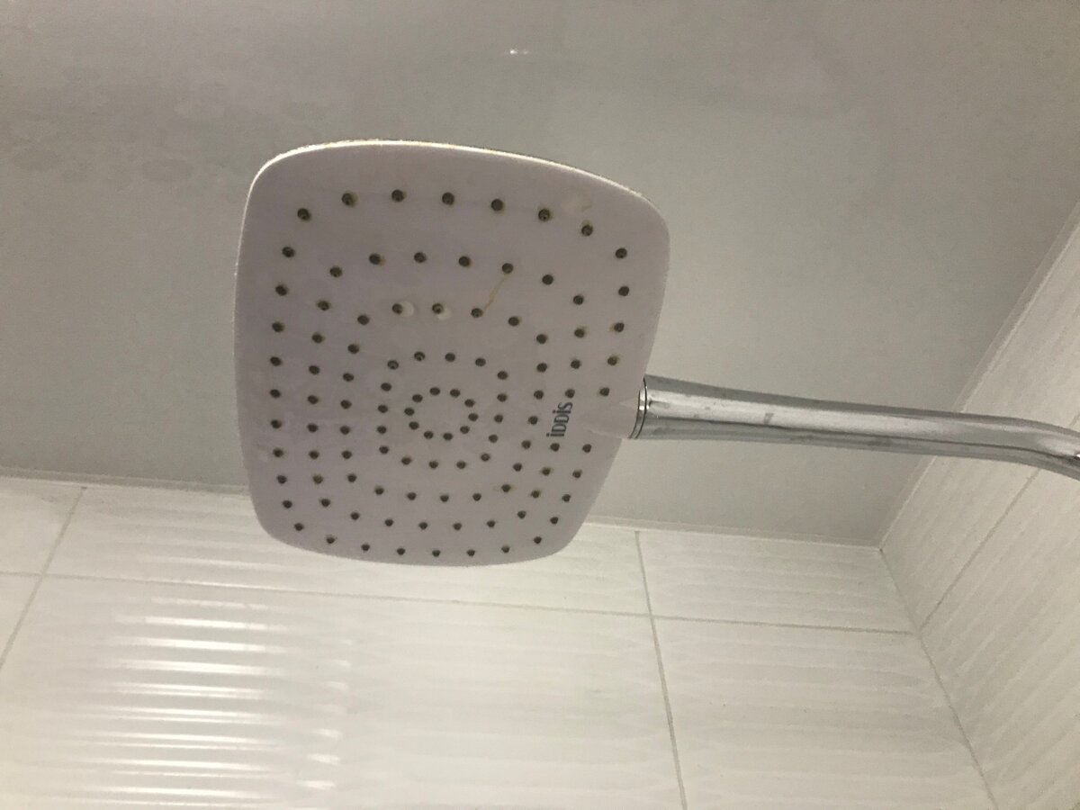 Капли воды на верхней лейке душа