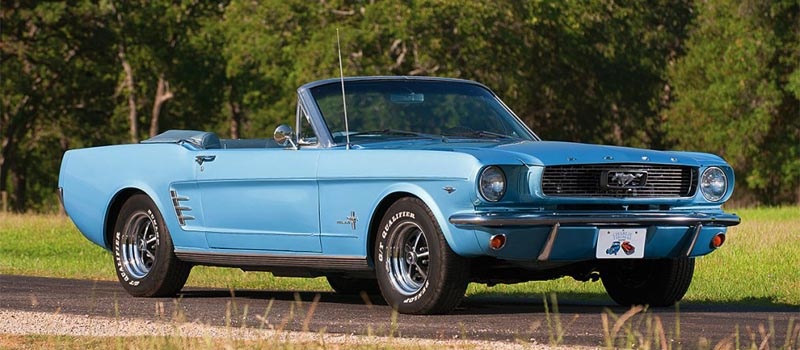 Ford Mustang - это масл-кар, история которого начинается в 60-х годах. Но в отличие от других автомобилей этого сегмента, он изначально задумывался как компактный (по американским стандартам) спортивный автомобиль, а не произошел от скрещивания мощного двигателя с двухдверкой. Еще одно отличие от двугих muscle cars, в первый же год было продано 419 000 автомобилей. Это было больше, чем продажи всех подобный машин вместе взятых за тот же период времени. Стоит отметить, что прямые конкуренты Ford Mustang имели двигатели мощностью 250 и более л.с., тогда как Ford Mustang долгое время комплектовался мотором в 120 л.с. 
Идея создания Ford Mustang принадлежала заместителю президента Ford Motors, которого звали Ли Якокке. Это был 1961 год. На то время в США производился лишь один подобный автомобиль - Chevrolet Corvette. Остальные автомобили подобного сегмента были выходцами из Европы.

