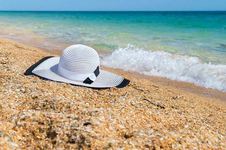 Шляпа на воде. Шляпа в воде. Шляпа на воде ....картинки. Seashore and man. Шляпа "Лазурный берег".