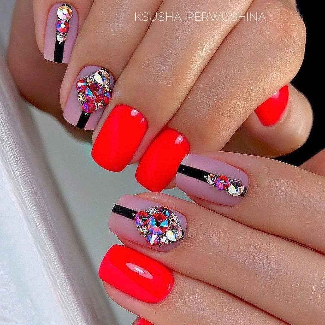 Разнообразный маникюр на лето