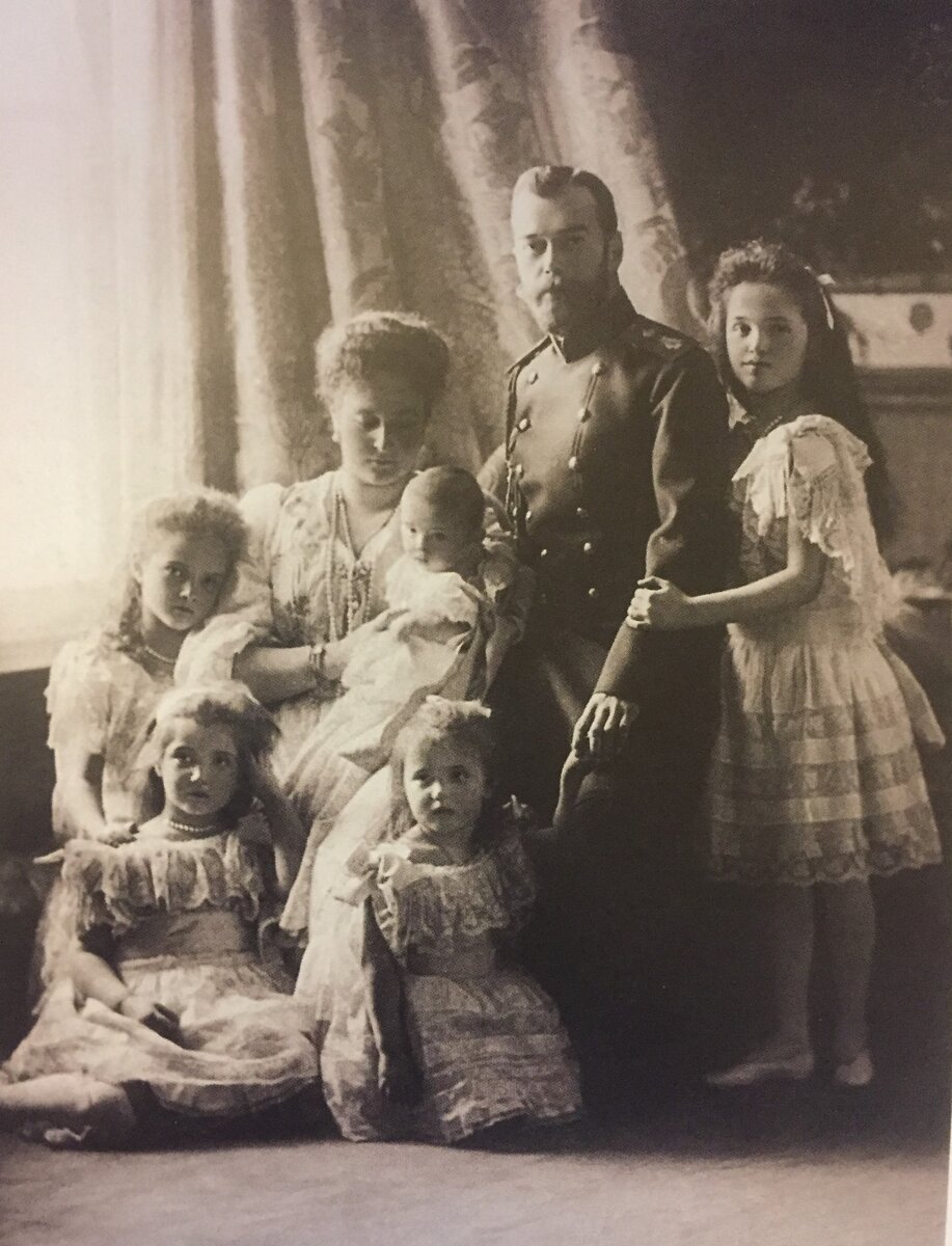 Семья императора Николая II. Царское село. 1904 г. ГА РФ. Фото из каталога выставки.