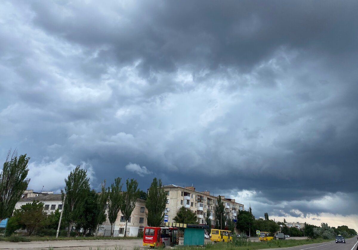 На въезде в Джанкой нас встретили тучи
