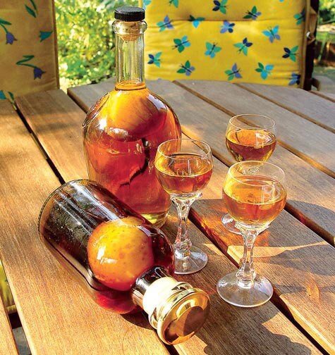 "Кальвадос" с грушей в бутылке (особенность в том, что в бутылку из под "кальвадоса" засовывают ветку и бутылка подвязывается к ветке, таким образом груша растёт внутри бутылки)