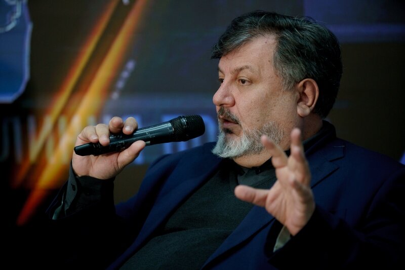 Своим мнением о предложении поделился Леонид Багдасаров, кандидат технических наук, доцент кафедры химии и технологии смазочных материалов и химмотологии РГУ нефти и газа им. И.М. Губкина: «Мы можем сказать, что метан, как моторное топливо, обладает одним значительным преимуществом — он самый экологичный. В нем 25% водорода, а водород не только выделяет много тепла, но и при сгорании образует теплый пар, который для людей и для природы абсолютно безопасен. За метаном будущее, поэтому предложение о такой значительной дотации вызовет определенные подвижки на рынке. Но, надо сказать, что метановая заправка достаточно сложная. Там стоит мощный компрессор, который должен направлять газ в специальные толстостенные баллоны до давления в 200 атмосфер, и процедура в целом занимает более длительное время, чем заправка бензином. Отмечу и недостаточную развитость системы газовых заправок в России, но если ее разовьют, то будут одни преимущества. К примеру, Узбекистан в силу определённых обстоятельств был вынужден почти полностью перейти на метан и успешно перешел».