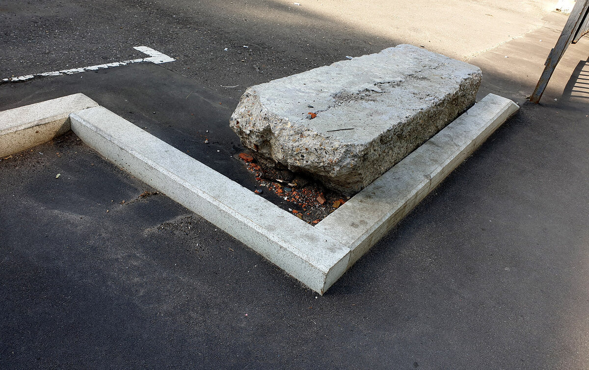 Укладчики не имели возможности перенести старый бетонный блок и красиво обошли его .