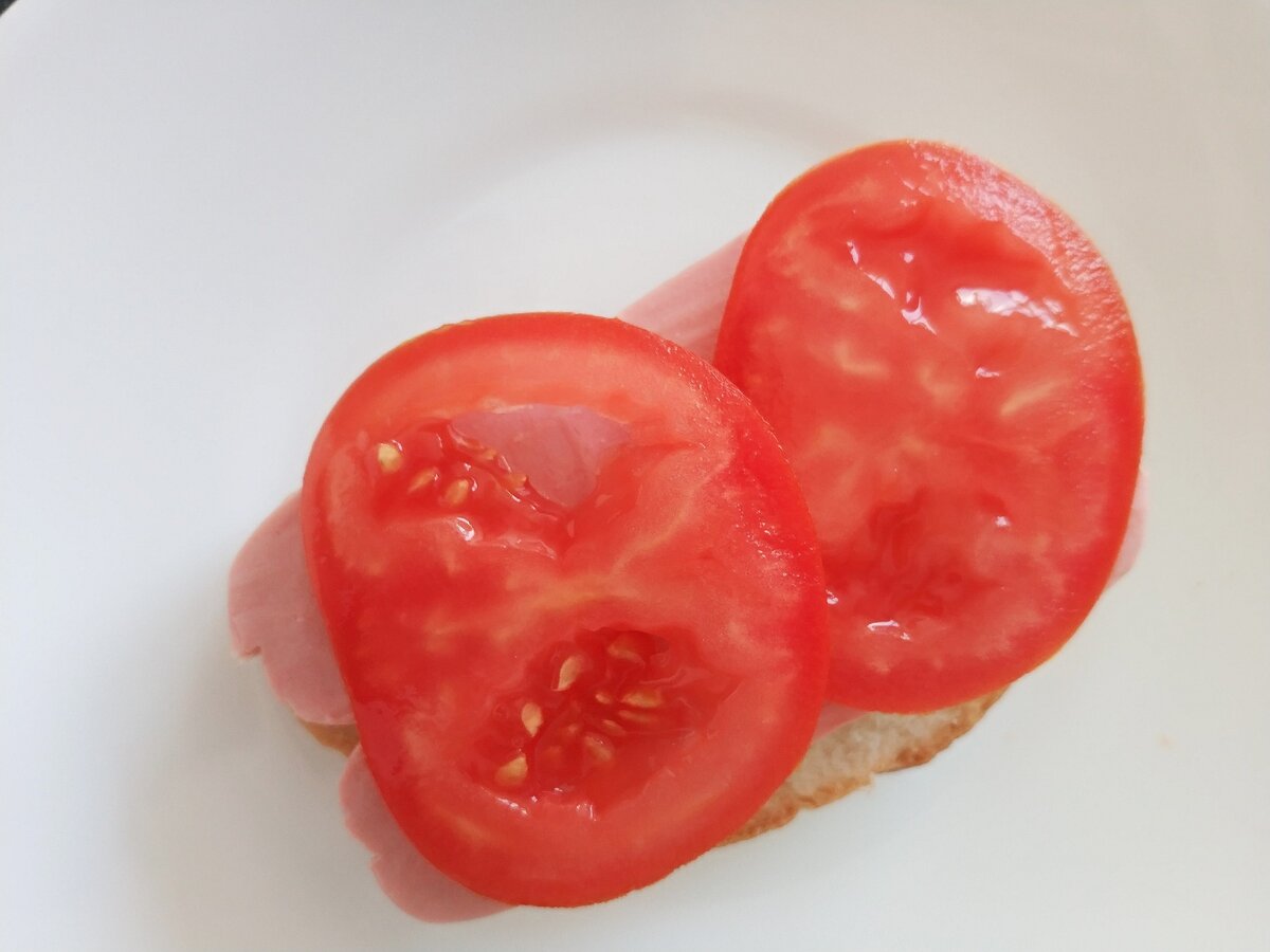 Бутерброд с помидорами