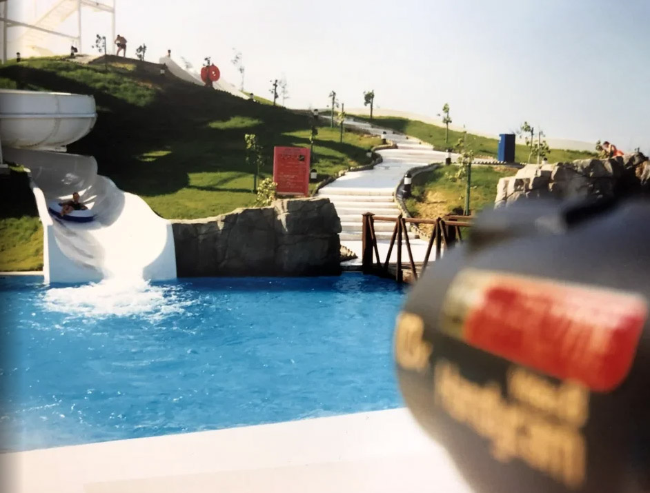 Аквапарк 1998 год. В то время это было чудо дивное заморское, видеокамера SONY))