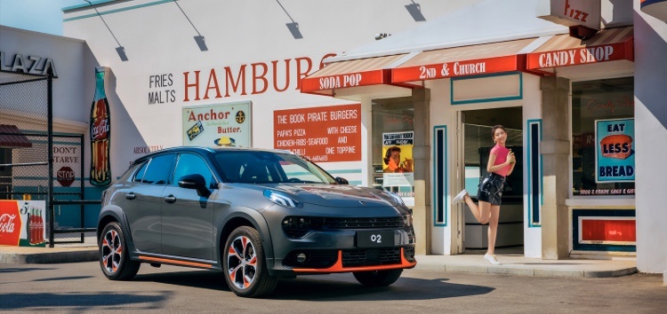 Changan EADO
Вообще-то Changan EADO продавался на нашем рынке, но мы сейчас про совсем другую машину. EADO, который был известен российскому покупателю, уже не производится около двух лет. И если быть до конца честным, то лучше бы мы не знали той машины. Уж слишком простым и неказистым был тот седан на фоне основных корейских конкурентов, которые к тому же были локализованы в России. Быть может, именно по этой причине российский офис Changan пару лет назад решил отказаться от поставок легковых моделей и полностью сосредоточился на линейке внедорожников и кроссоверов.

Между тем за эти пару лет седан EADO сменил поколение и сделал не просто огромный шаг вперед, а совершил невероятный технологический скачок. Посудите сами: новый дизайн, который кажется более ярким и современным даже на фоне обновленных «Соляриса» и «Рапида», — это лишь верхушка айсберга. За хищным обликом скрывается очень современная техническая начинка.
