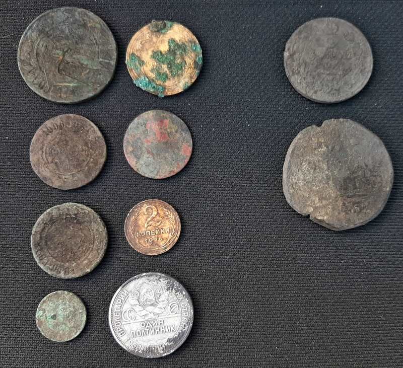 Слева находки штатной катушкой, справа рулем - как можно увидеть, даже в чистом поле не все решают размеры катушки и глубина поиска - удача тоже важна.  