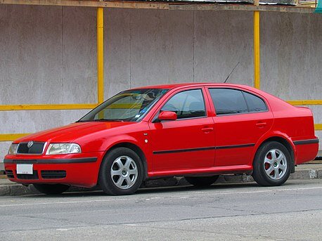 Škoda Octavia I 
Общие данные Производитель	Škoda Auto.
Годы производства	1996—2010
Сборка	Чехия Млада-Болеслав, Чехия
Россия Калуга, Россия
Индия Аурангабад, Индия
Украина Соломоново, Украина
Казахстан Усть-Каменогорск, Казахстан
Иные обозначения	Škoda Octavia Mk1
Typ 1U
Škoda Octavia Tour/Drive
Дизайн
Платформа	A4 (PQ34)ruen
Двигатель
бензиновые:
1,4–2,0 л (44–85 кВт)
дизельные:
1.9 л (50–96 кВт)
Трансмиссия
5-ст МКПП
6-ст МКПП
4-ст АКПП
Модификации кузова
[показать]Gnome-go-next.svg  5-дверный лифтбек
[показать]Gnome-go-next.svg  5-дверный универсал
Массово-габаритные характеристики
Длина	4511 мм
Ширина	1731 мм
Клиренс	170 мм
Колёсная база	2512 мм
На рынке
Связанные	Audi A3
SEAT León
Volkswagen Bora
Volkswagen Golf
Другая информация
Объём бака	55 л
Дизайнер	Дирк ван Брекельruen