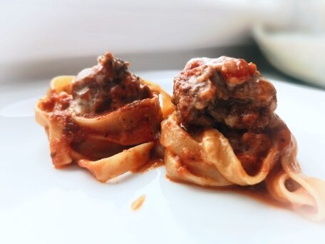 Гнезда с фаршем и томатным соусом под сырной шапочкой